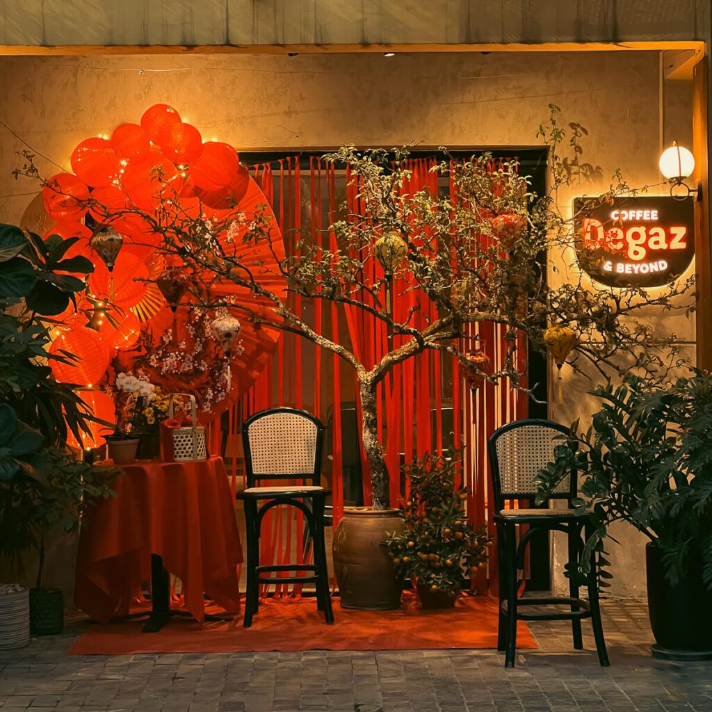 Cafe Trang Tri Tet 2026 Goc Can Tiem Tra Lon Khu vuc Cau GiayThanh Xuan