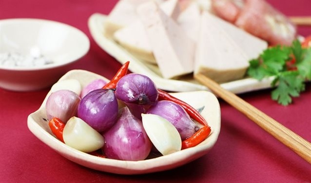 1611395048 mon ngon ngay tet cach muoi dua hanh gion ngon don gian 2