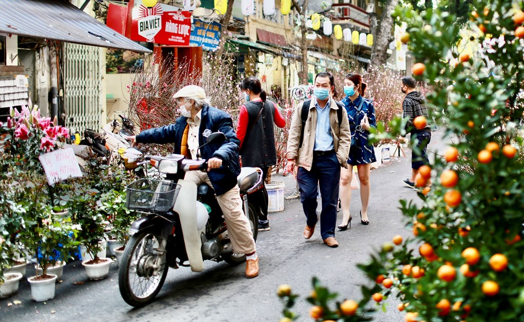 5 di choi va mua sam tai cho hoa truyen thong hang luoc da tro thanh mot net sinh hoat doc dao cua nguoi dan pho co noi rieng va nguoi dan ha noi noi chung moi dip tet 20220127162450