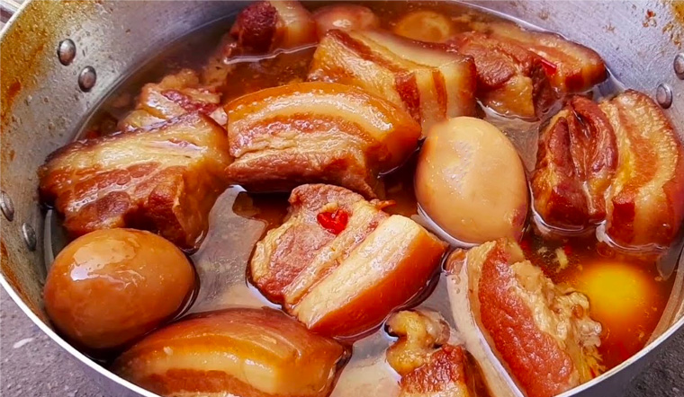 nau thit kho hot vit bang noi ap